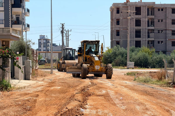 Kepez'de Demirel Mahallesi'ne 5 bin 170 metrelik asfalt çalışması