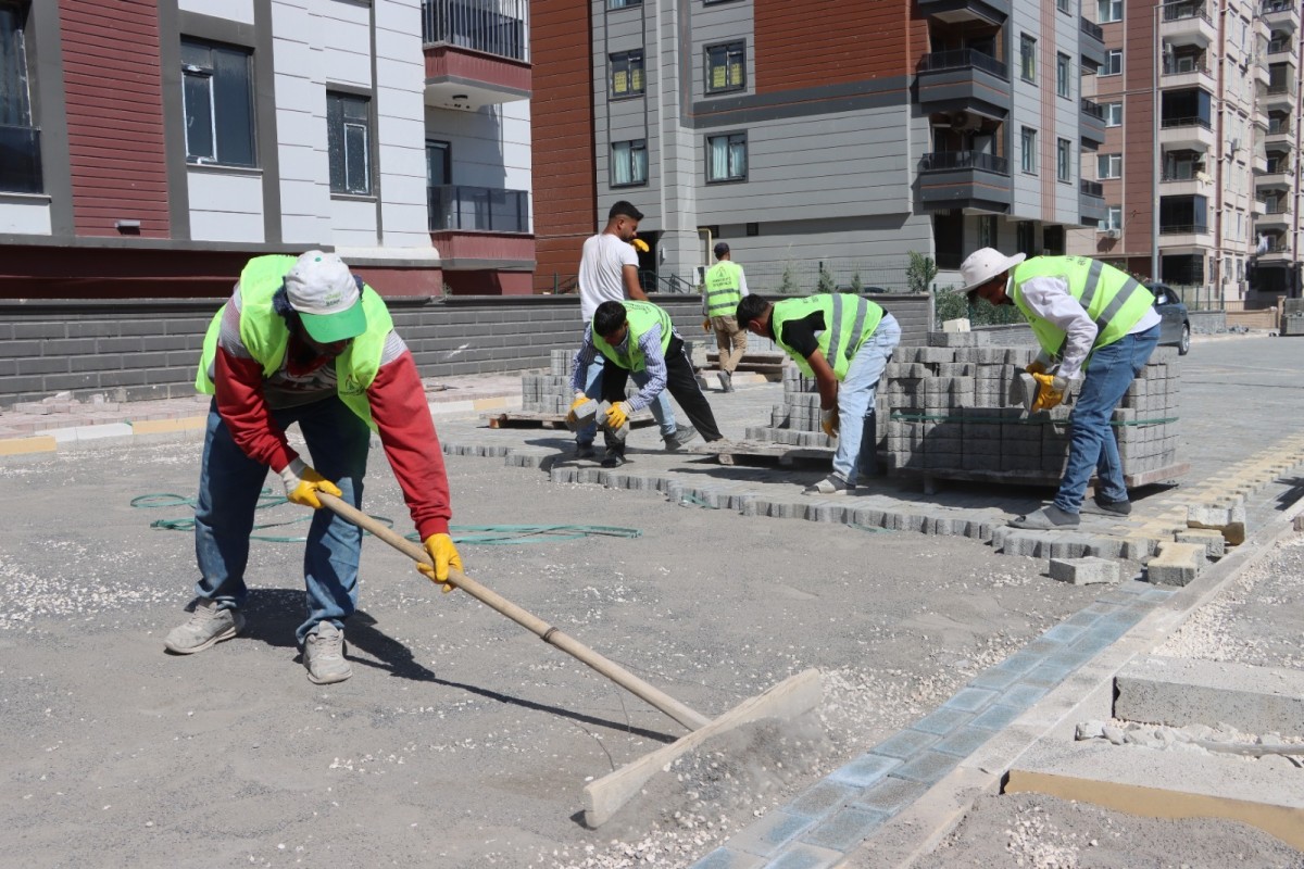 Karaköprü Belediyesi'nden Yol ve Kaldırım Atağı