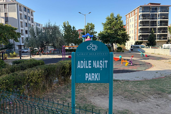 Çorlu’da Adile Naşit Parkı'ndaki banklara zarar verildi