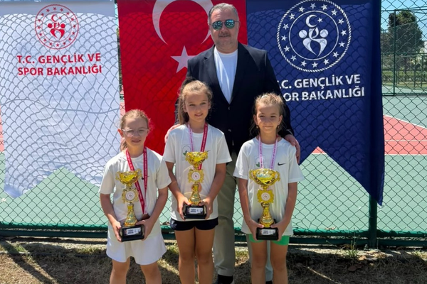 Osmangazi Belediyesporlu tenisçiler Bursa İl Birinciliği'nden derecelerle döndü