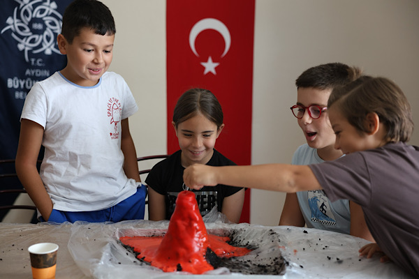 Aydın'da çocuklar &Prime;Bilim Deneyevi Deney Kulübü&Prime; ile bilimi öğreniyor