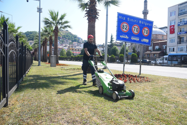 Giresun'da park ve bahçeler ekiplerinden bakım, budama ve temizlik çalışması