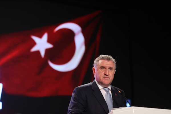 Bakan Bak'tan milli para bisikletçilere tebrik