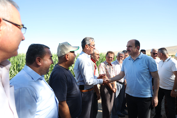 Başkan Altay, Altınekin'de hububat hasadı yapan çiftçileri ziyaret etti