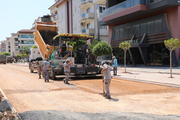 Alanya'da İsa Küçülmez Caddesi'ndeki yenileme çalışmaları sürüyor