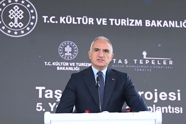 Bakan Ersoy: Ayasofya'yı özgün dokusunu koruyarak gelecek nesillere taşıyoruz