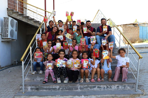 Diyarbakır'da &Prime;Masal Sandığı&Prime; projesiyle kırsaldaki çocuklara masal kitapları ulaştırdı