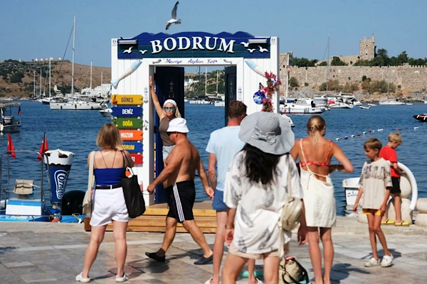 Bodrum'da  &Prime;Maviye Açılan Kapı&Prime; projesini hayata geçirdi