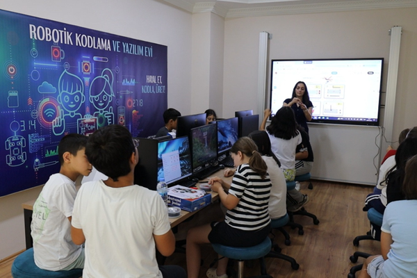 İzmit Belediyesi Robotik Kodlama ve Yazılım Evi'nde eğitimler başladı