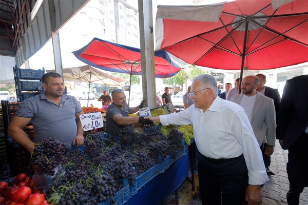 Başkan Büyükkılıç, Hürriyet Pazar Yeri'ni ziyaret etti