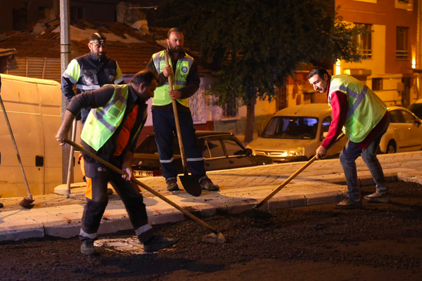 Eskişehir’de gece mesaisi: Cadde ve bulvarlar yenileniyor