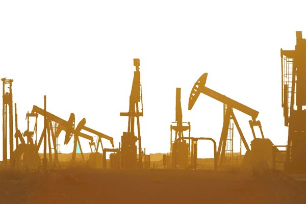Enerji piyasalarında petrol geriledi, doğal gaz yükseldi
