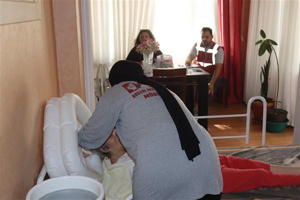 İzmit Belediyesi evde temizlik hizmetini sürdürüyor