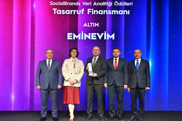 Eminevim Brandverse Awards’ta ‘sektörünün en iyisi’ olarak altın ödül kazandı