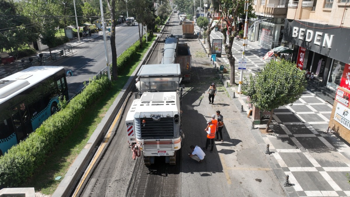 ATATÜRK BULVARI SICAK ASFALTLA YENİLENİYOR