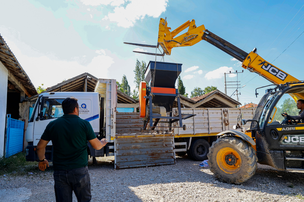 Antalya Büyükşehir Belediyesi'nden Korkuteli üreticisine makine desteği