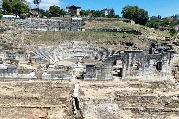 Konuralp Antik Tiyatrosu'nda kazı çalışmaları sürüyor