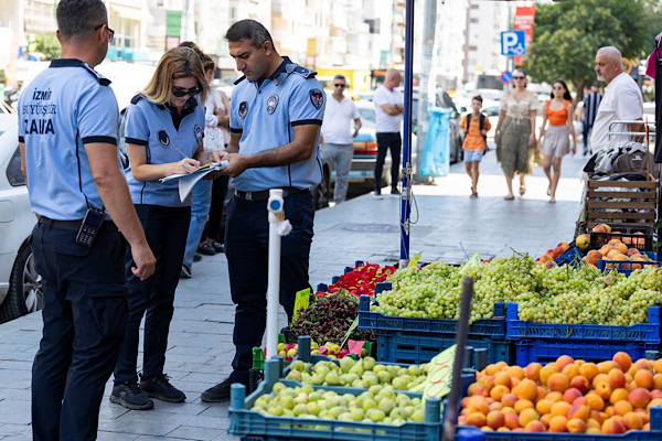  İzmir'de kaldırım işgallerine yönelik denetimler sıklaştırıldı