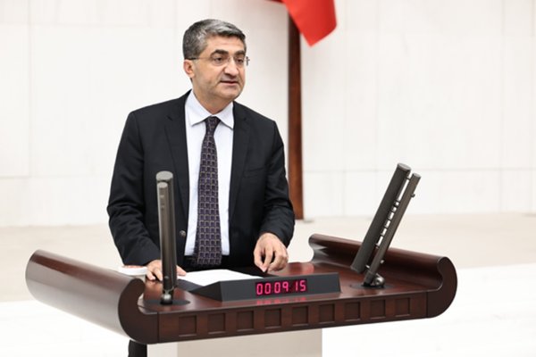 Ekmen: Artık kimsenin süreci sürüncemede bırakma lüksü yoktur