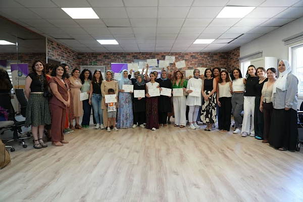  Diyarbakır'da mesleki eğitimleri tamamlayan 50 kadına katılım belgesi verildi