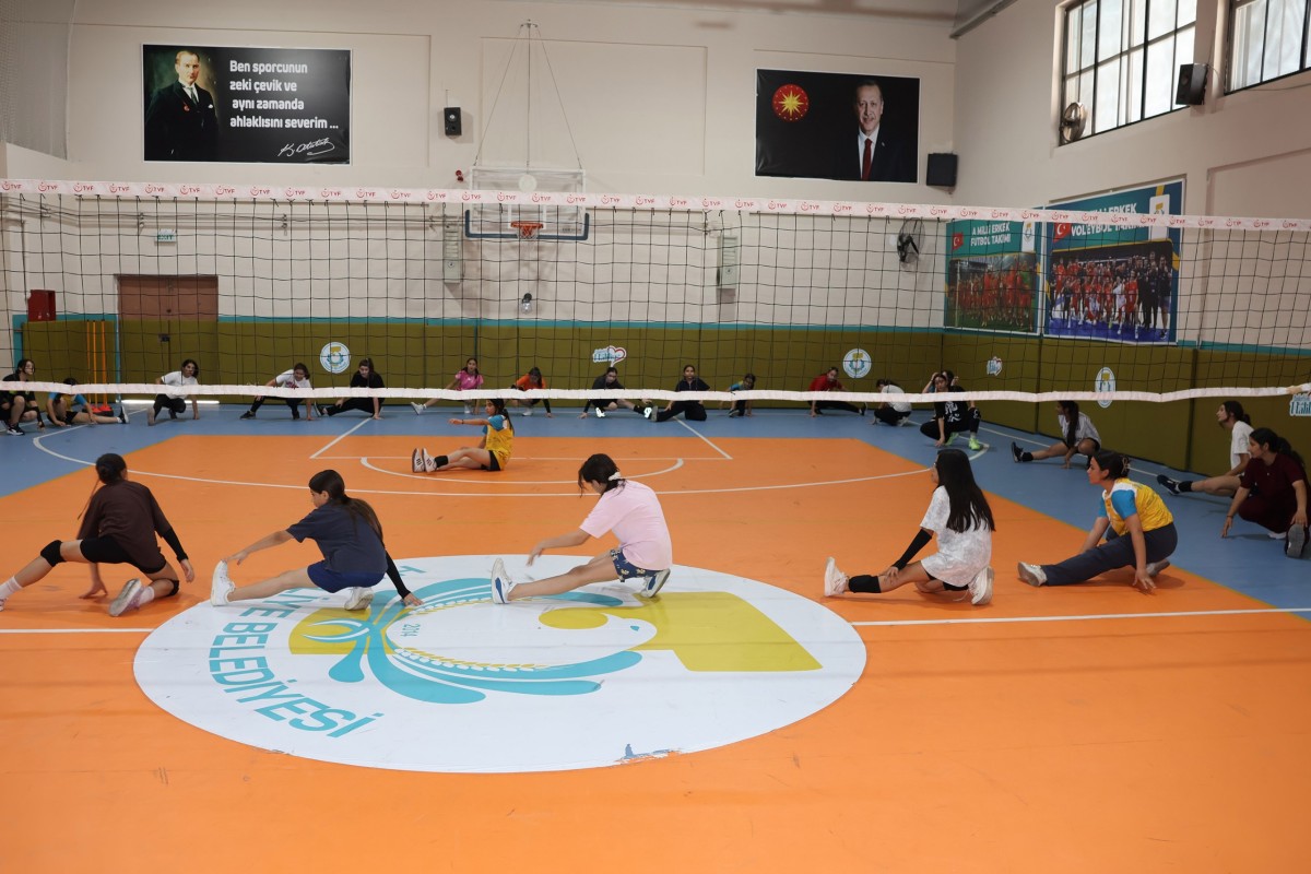 HALİLİYE'DE GENÇLER VOLEYBOL KURSUNDA GELECEĞE HAZIRLANIYOR