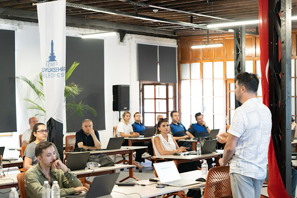 İzmir'de belediye personeline yapay zeka eğitimi verildi