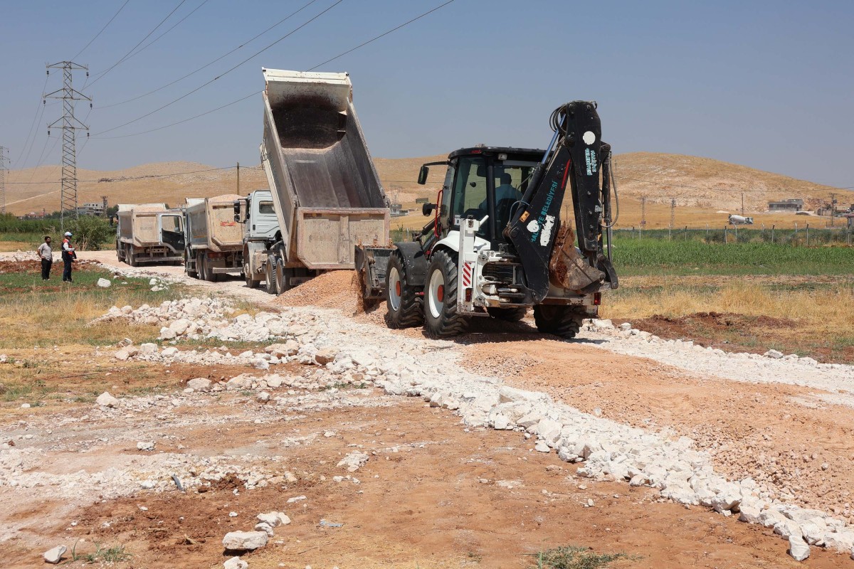 HALİLİYE'DE KIRSAL YOLLAR İÇİN ÇALIŞMALAR HIZ KESMEDEN SÜRÜYOR