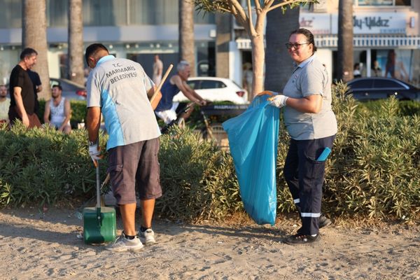 Marmaris sahillerinde sabah temizliği