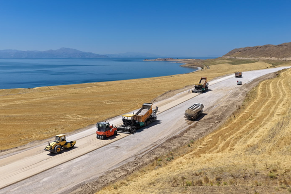 Van Gölü Sahil Yolu’nun Çitören-Ayanis etabında asfalt serimine geçildi