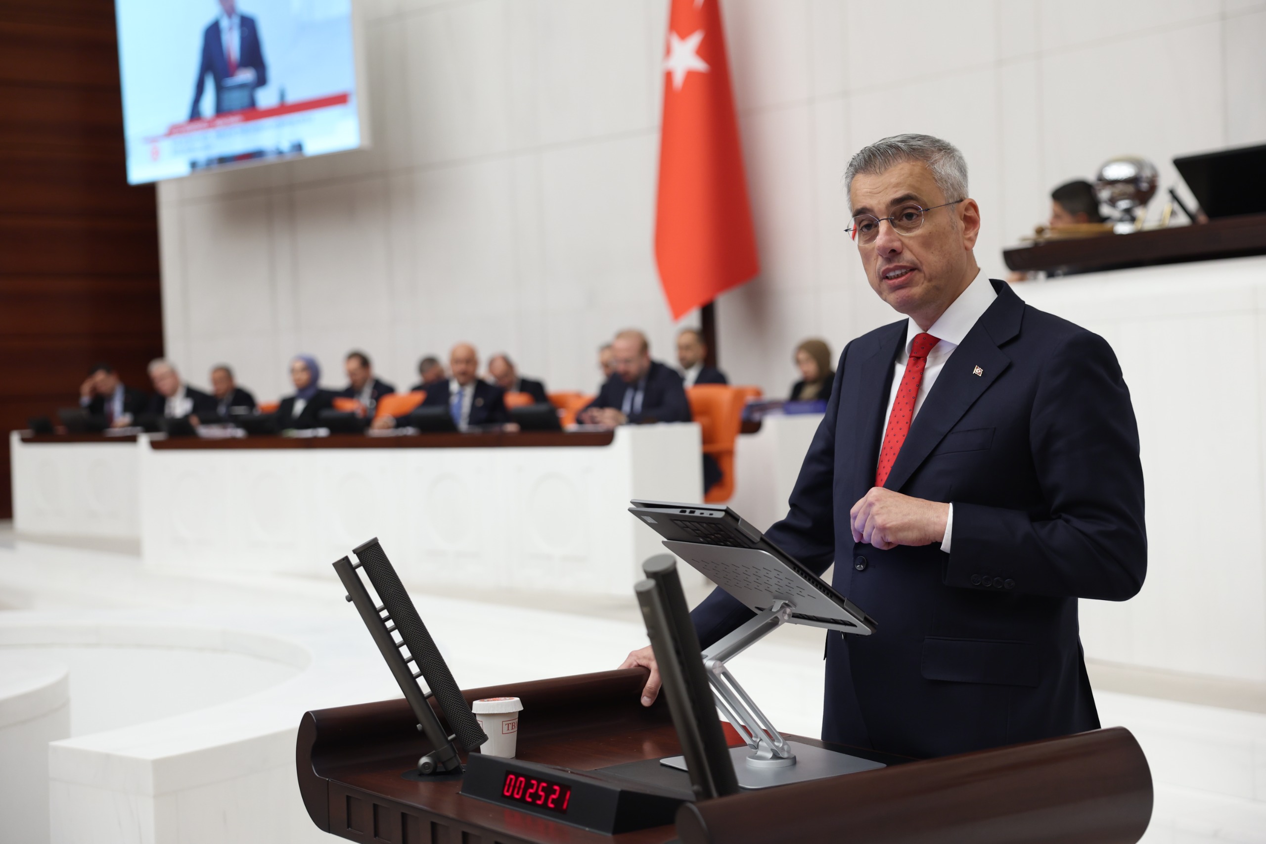 Memişoğlu: En zor şartlarda, en kritik anlarda insan, önce insan