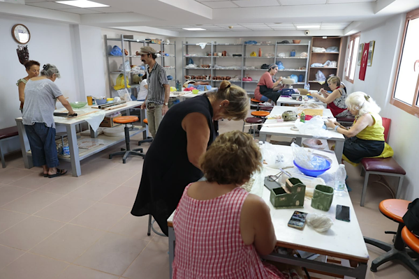 Konak’ta sanat kursları her yaştan vatandaşı buluşturuyor