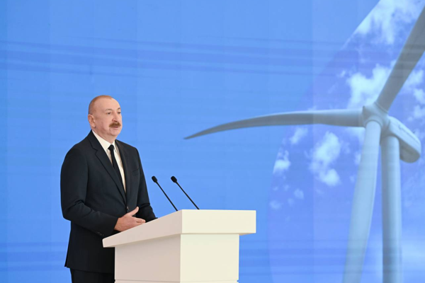 Aliyev, Taşkent’te Haydar Aliyev’in anıtına çiçek bıraktı