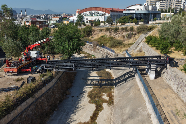 Karşıyaka’da 10 dakikalık yaya yolu 1 dakikaya inecek
