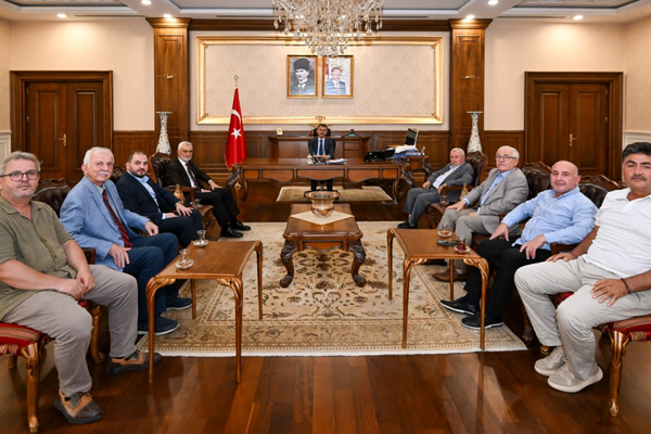 Kocaeli Eğitim Gönüllüleri Derneği Başkanı Utaş ve yönetimi, Vali Aktaş'ı ziyaret etti
