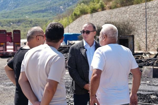 Başkan Kotan, balıkçı barınağındaki yangın bölgesinde inceleme yaptı