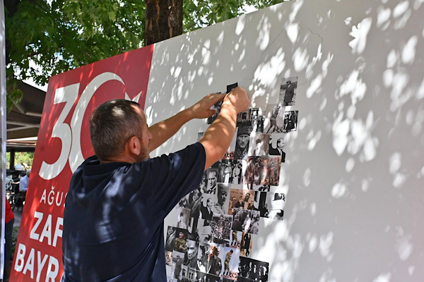 Bursalılar, 30 Ağustos’ta Atatürk portresi oluşturdu