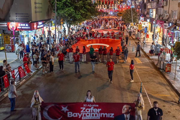 Manisa’da 30 Ağustos Zafer Bayramı yürüyüş ve Hadise konseriyle kutlandı
