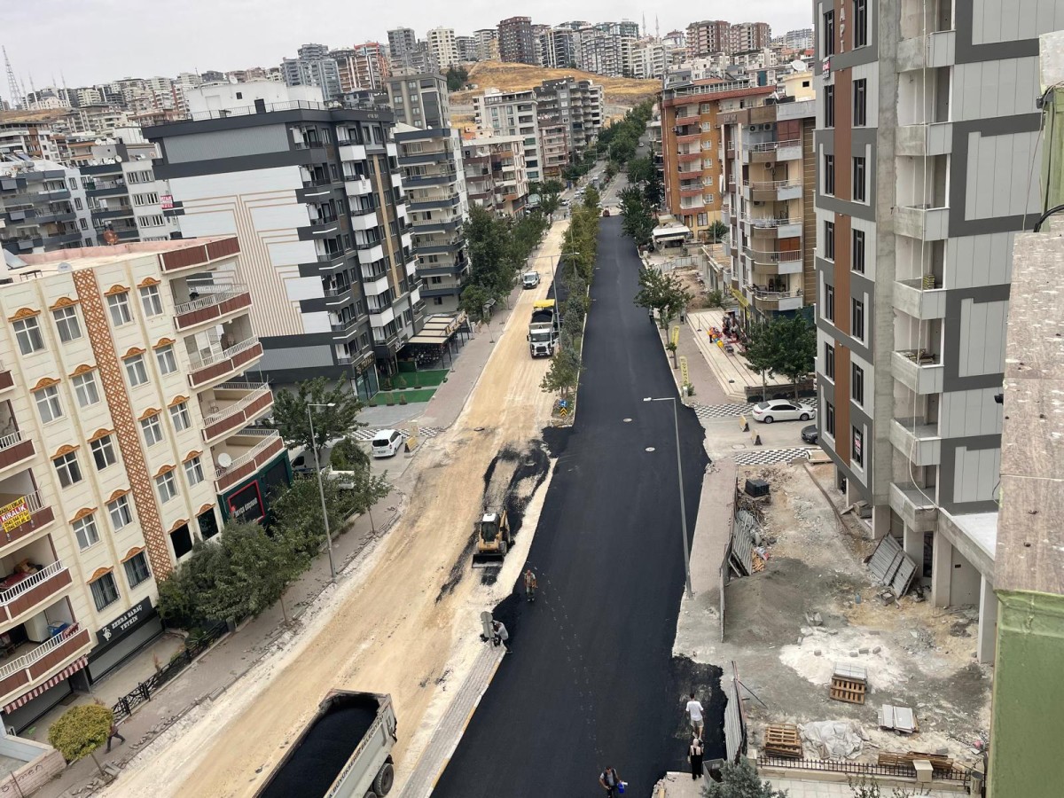 BÜYÜKŞEHİR YOLLARI YENİLİYOR, KARAKÖPRÜ’DE ULAŞIM RAHATLIYOR