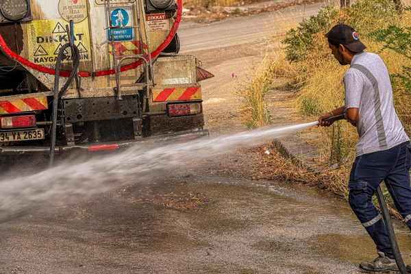 Karabük’te belediye ekipleri temizlik çalışmalarını sürdürüyor