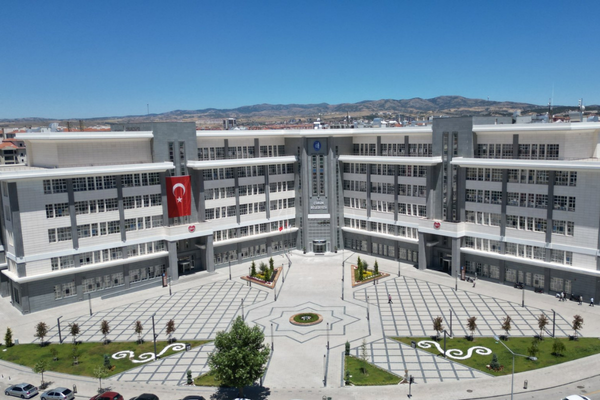 Çorum Belediyesi’nden üniversiteye başlayacak ihtiyaç sahibi öğrencilere 15 bin TL destek