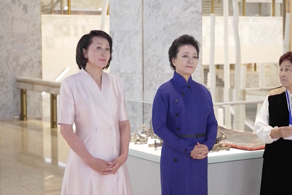 Peng ve Japarova, Kırgızistan Ulusal Tarih Müzesi’ni ziyaret etti