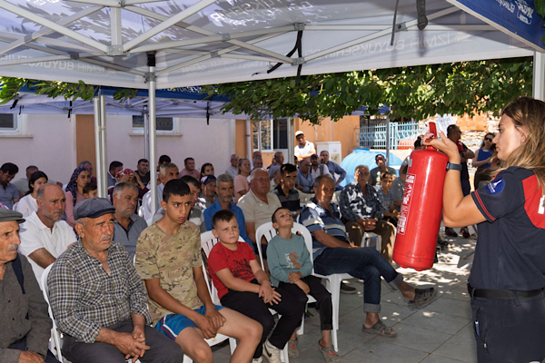 İzmir'de “Yangına Dirençli Köy” projesi Kiraz Cevizli'de sürüyor