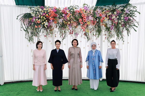 Peng Liyuan, Bişkek’te lider eşleriyle buluştu