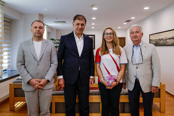Dünya Yenihayat, Akdeniz Oyunları’ndaki madalyalarını Tugay ile paylaştı