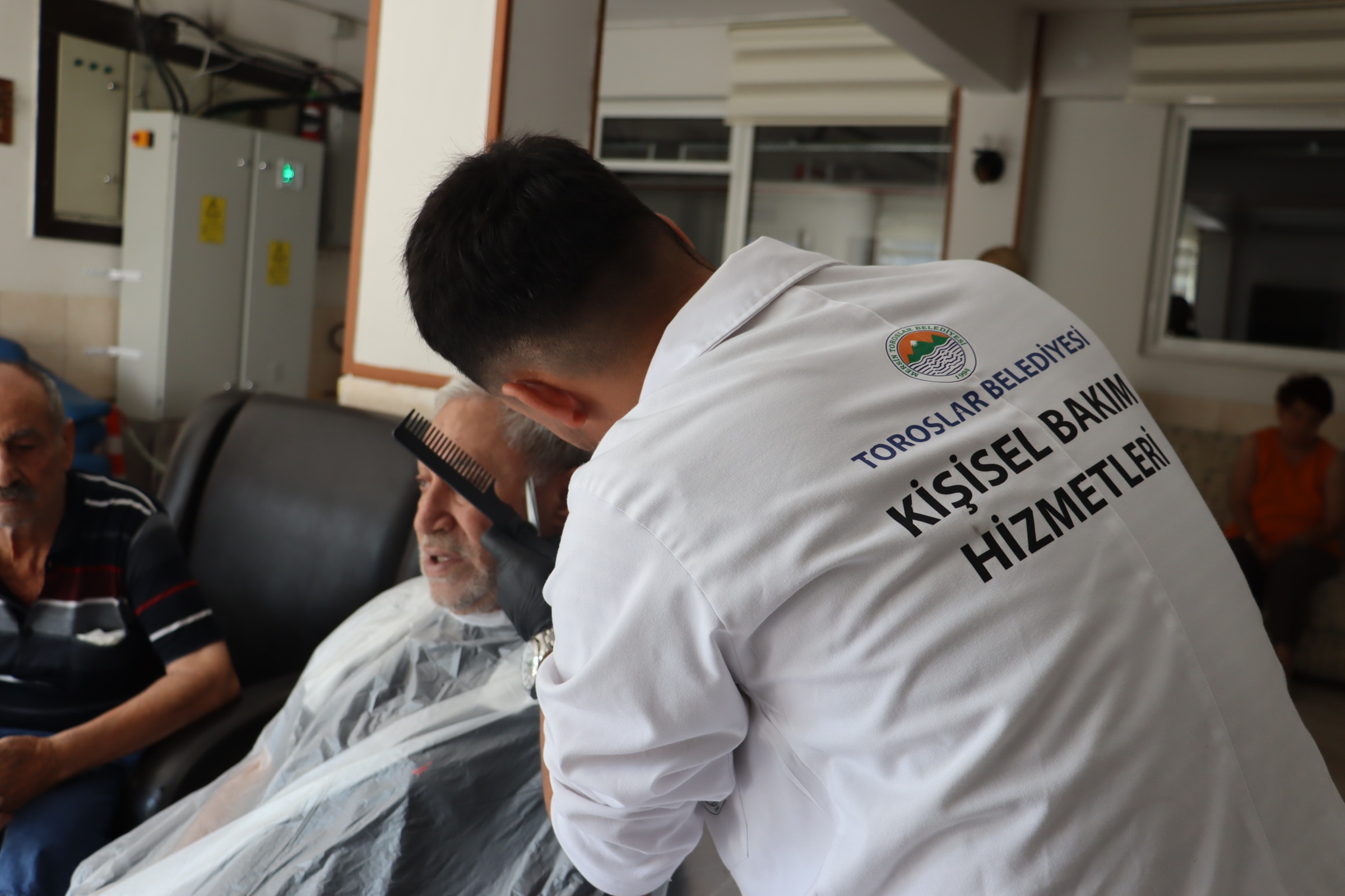 Toroslar Belediyesi'nden huzurevi sakinlerine kişisel bakım hizmeti