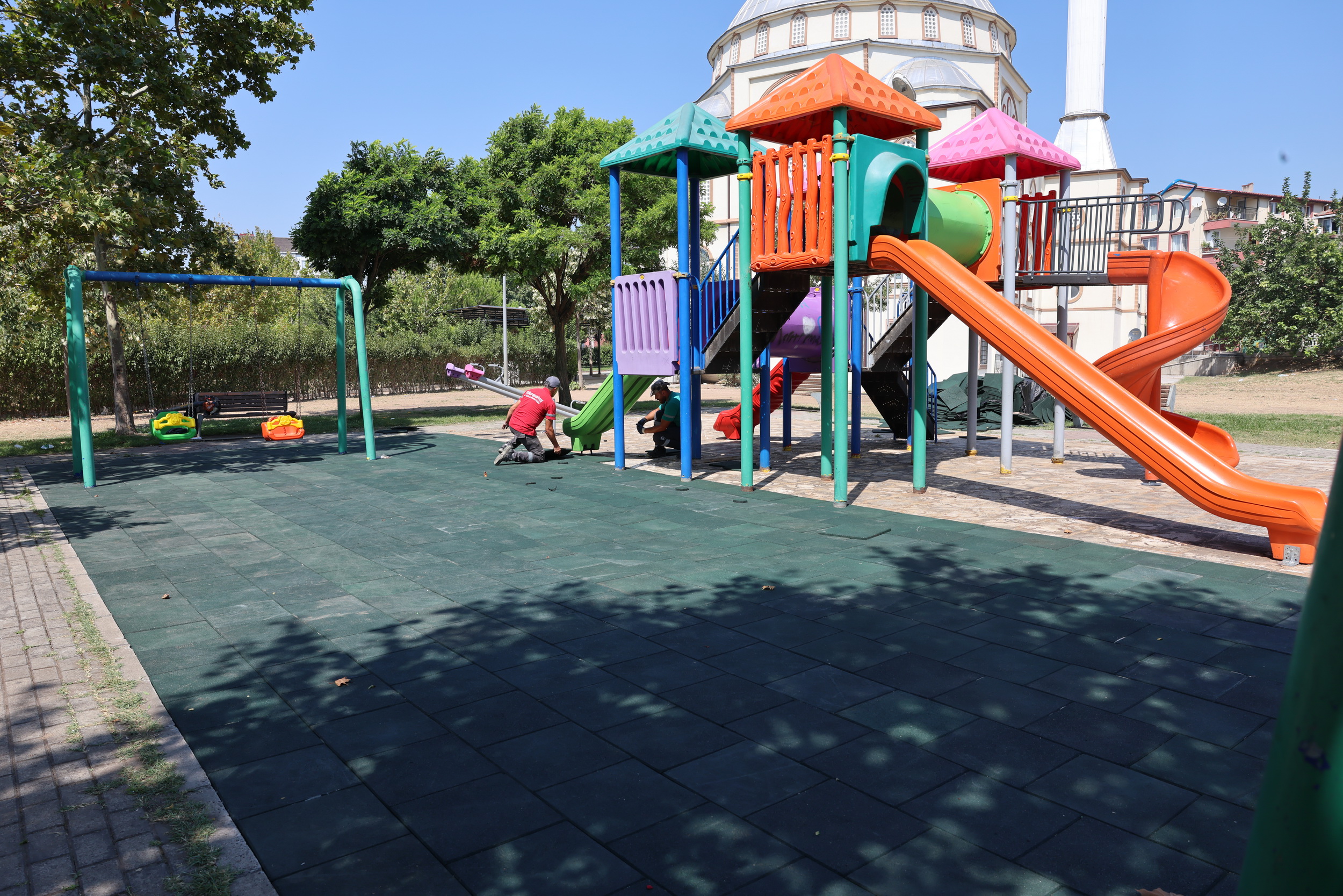 Derince’de park ve yeşil alanlarda yenileme çalışmaları sürüyor