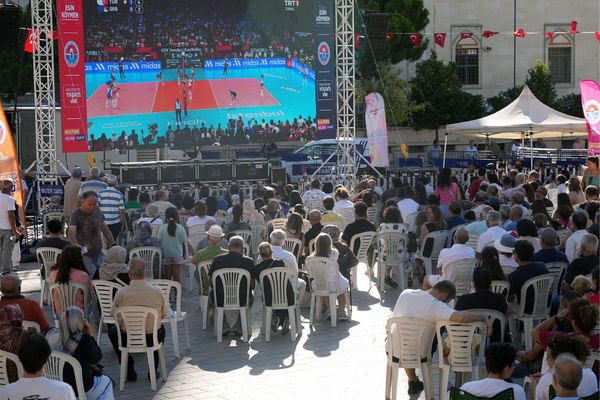 Maltepeliler Filenin Sultanları’nın final maçını dev ekrandan izledi