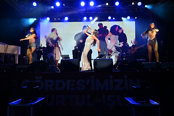 Gördes’in kurtuluşunun 104’üncü yıl dönümünde Işın Karaca sahne aldı