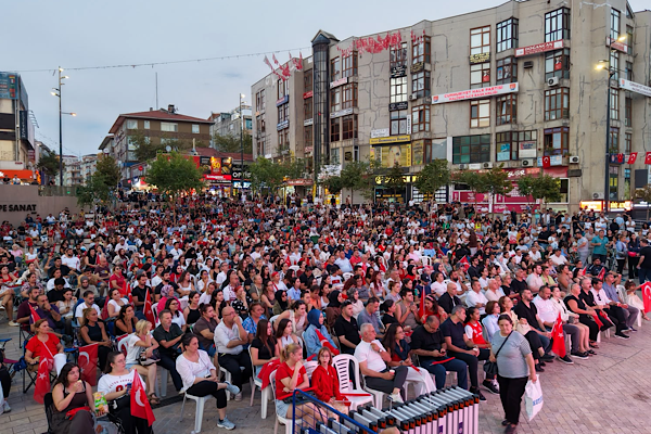 Maltepe’de Filenin Sultanları’nın Avrupa şampiyonluğu dev ekranda kutlandı