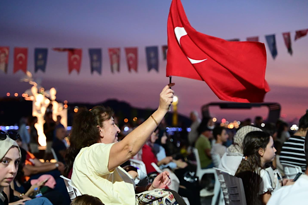 Gemlik’te Filenin Sultanları’nın Avrupa şampiyonluğu coşkuyla kutlandı